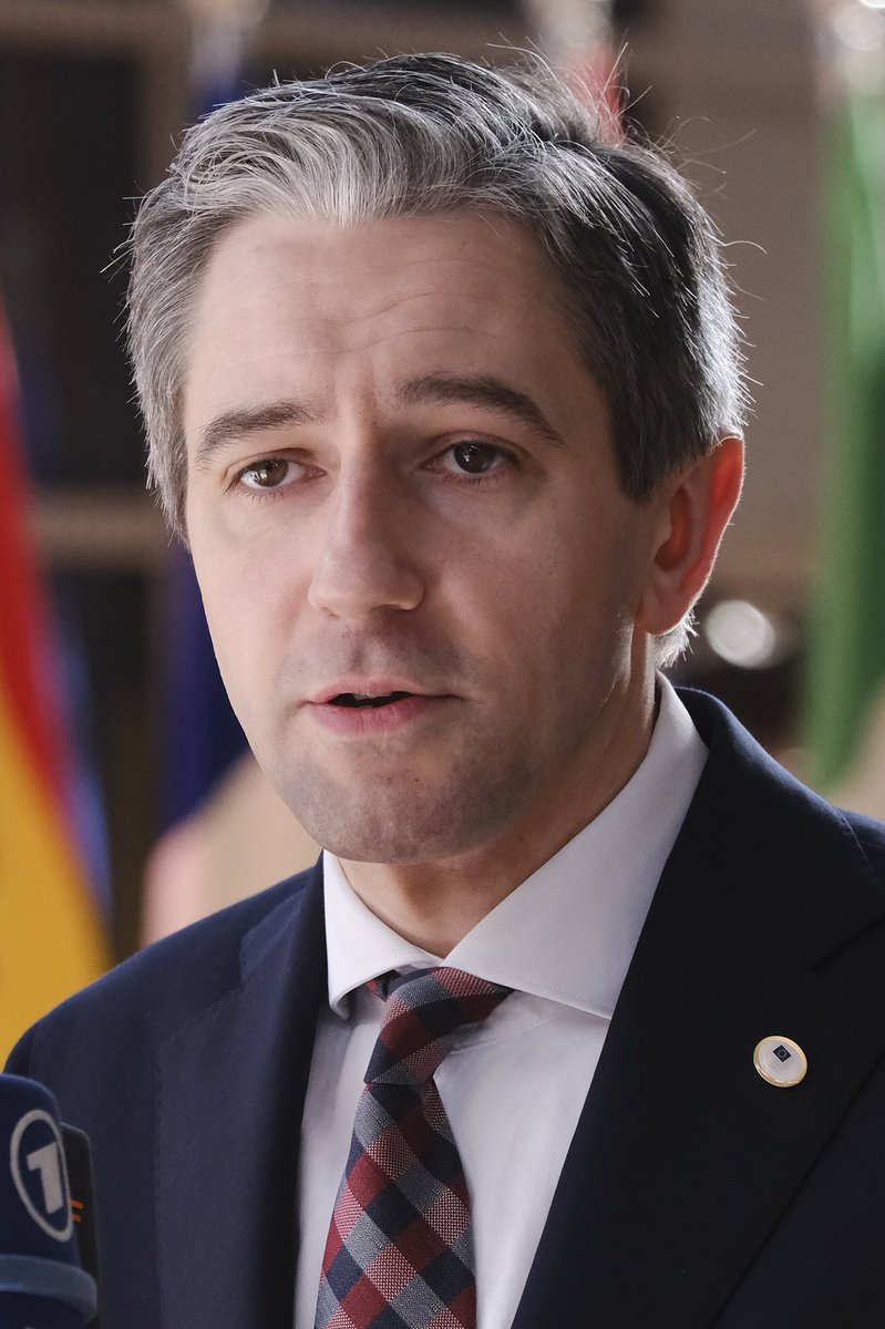 FocusMedia_Fr's tweet photo. 🇮🇪🇮🇱FLASH INFO - Le gouvernement irlandais s’apprête à marquer l’histoire en devenant le premier pays de l’Union européenne à proposer une loi interdisant le commerce avec les entreprises installées dans les colonies israéliennes en Cisjordanie occupée. Selon une annonce du Tánaiste (vice-premier ministre) Simon Harris, un projet de loi visant à bannir l’importation de produits, tels que les olives, les oranges et les dattes, provenant des territoires palestiniens occupés sera présenté ce mardi 27 mai 2025.