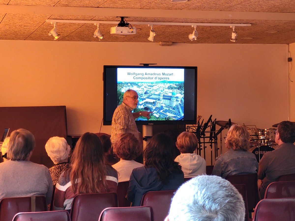 Divendres va venir el Quim Suazo a oferir-nos una xerrada sobre Mozart, compositor d'òperes molt interessant.

Moltes gràcies!!😊

#QuimSuazo #ópera #Mozart #escolademúsica #santsadurní