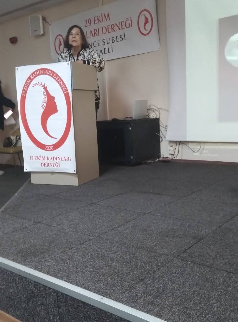 25.05.2025 Pazar günü 29 Ekim Kadınları Derneği'mizin Derince Subesi'nin evsahipliğinde yapılan şubeler toplantısının ikinci gününde serbest kürsü yöntemiyle "Aile yılı" konusundaki tartışmalar değerlendirildi. Bir ülke kadınlar susunca değil konuştukça ilerler...