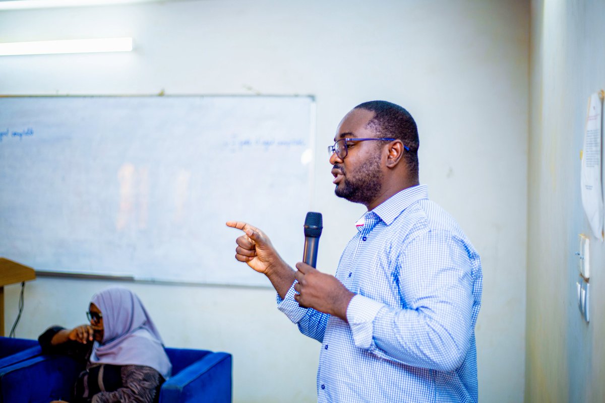 𝗖𝗼𝗺𝗺𝗲𝗻𝘁 𝘀’𝗲𝘀𝘁 𝗽𝗮𝘀𝘀𝐞́ 𝘃𝗼𝘁𝗿𝗲 𝘄𝗲𝗲𝗸-𝗲𝗻𝗱 ?
Le mien a été très enrichissant, notamment l'après midi du samedi que j’ai eu le plaisir de consacrer aux communautés Techs estudiantines de l'EPI-Niger, de l'Ecole Supérieure des Communications Electroniques et de