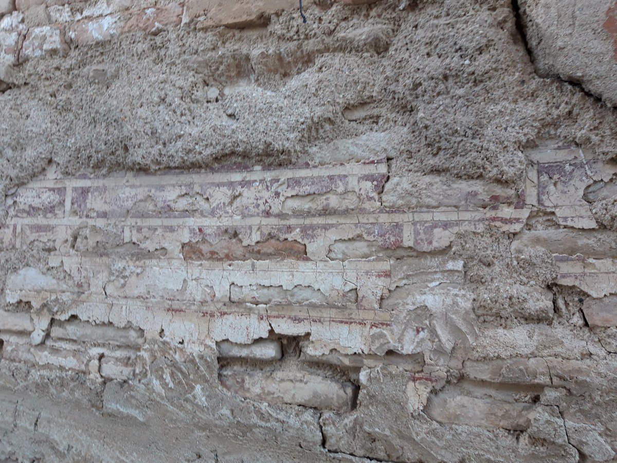Superposición de revocos modernos y antiguos. Como base el muro de mampostería, posteriormente, se aplica un revoco entre finales del S. XVII y primera mitad del XVIII, fingiendo una fábrica de ladrillo. Muro toledano.