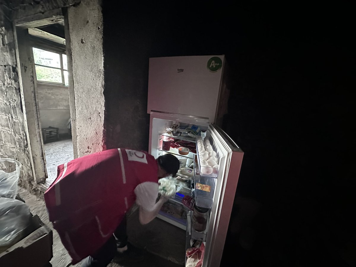 <a href="/Kizilay/">Türk Kızılay</a> Rize ailesi olarak, ulaştırdığımız yardım kolileriyle sadece gıda değil, umut da taşıdık. Aileye; gıda, kahvaltılık ürünler, mutfak malzemeleri, giysiler, geçimlerini sağladıkları hayvanları için saman ve yem götürdük.Evlerinin onarımı için çalışmalara başladık.