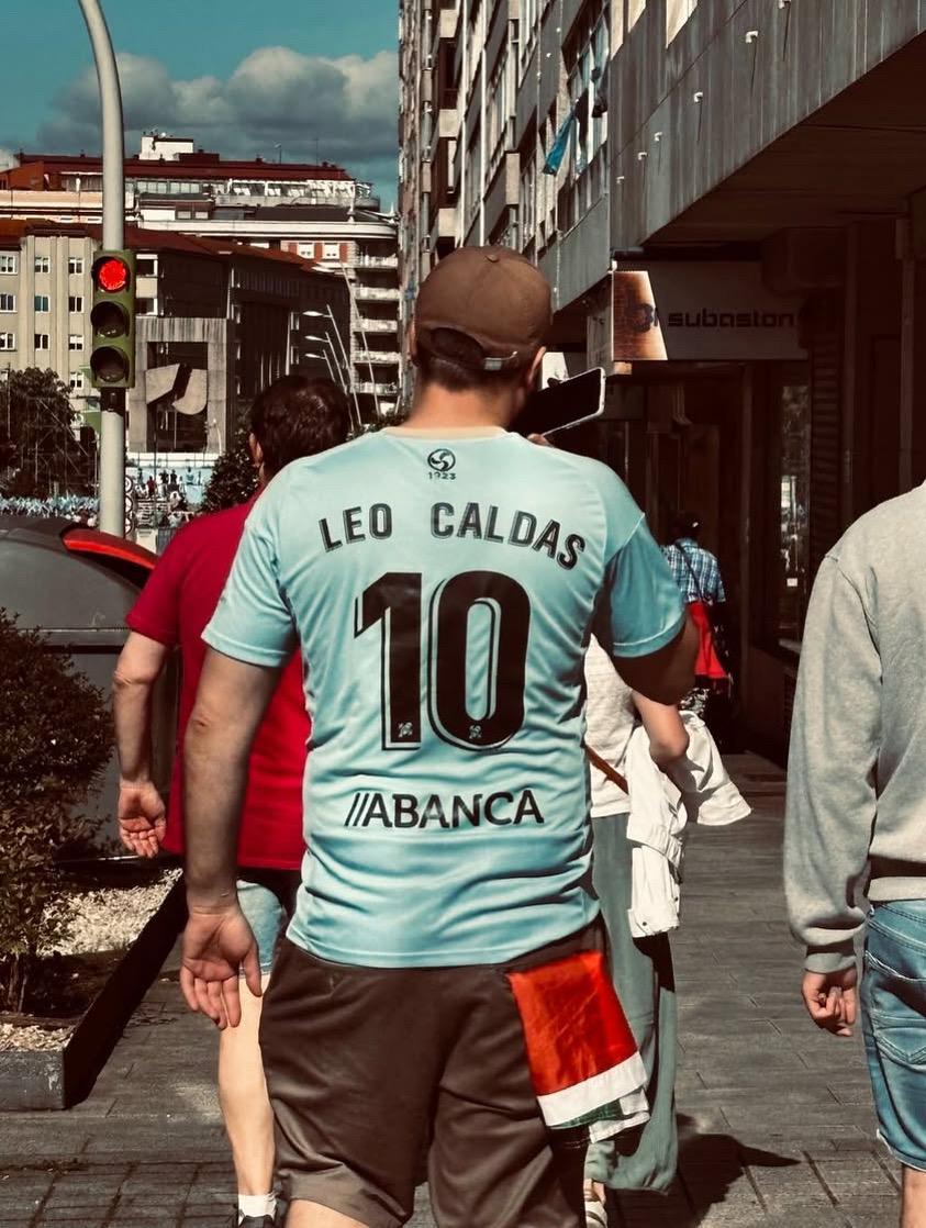 O <a href="/RCCelta/">RC Celta</a> volve a Europa coa forza da súa xente. E nas rúas de Vigo, tamén volveu Leo Caldas: o 10 emocional, o personaxe de Domingo Villar que nos fixo amar a cidade doutra maneira.

Parabéns, Celta. Grazas, Domingo.

#SempreCelta #LeoCaldas #DomingoVillar #RCCelta #Galaxia