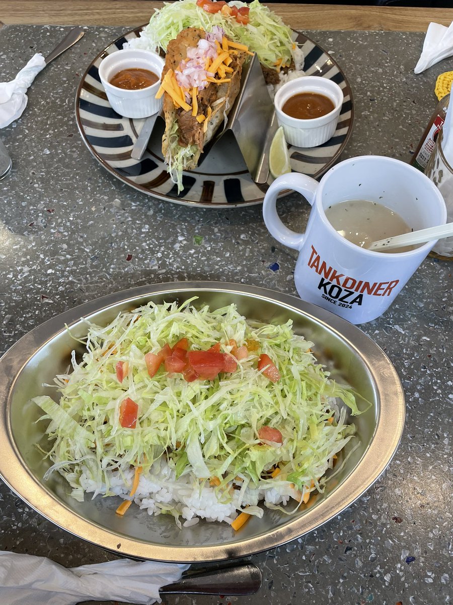kanetomo0331's tweet photo. 事務所近くのTANK/DINERへ🍴
タコライス＆本日のスープを実食！
レタスのシャキシャキ感とタコミートの旨さが最高！
おしゃれ空間＆接客も◎でリピ確定🙌
#沖縄市ランチ #TANKDINER #タコライス 
#沖縄グルメ #タコス #ハンバーガー #沖縄観光 #美味しいもの食べたい https://t.co/WUSDel47S3