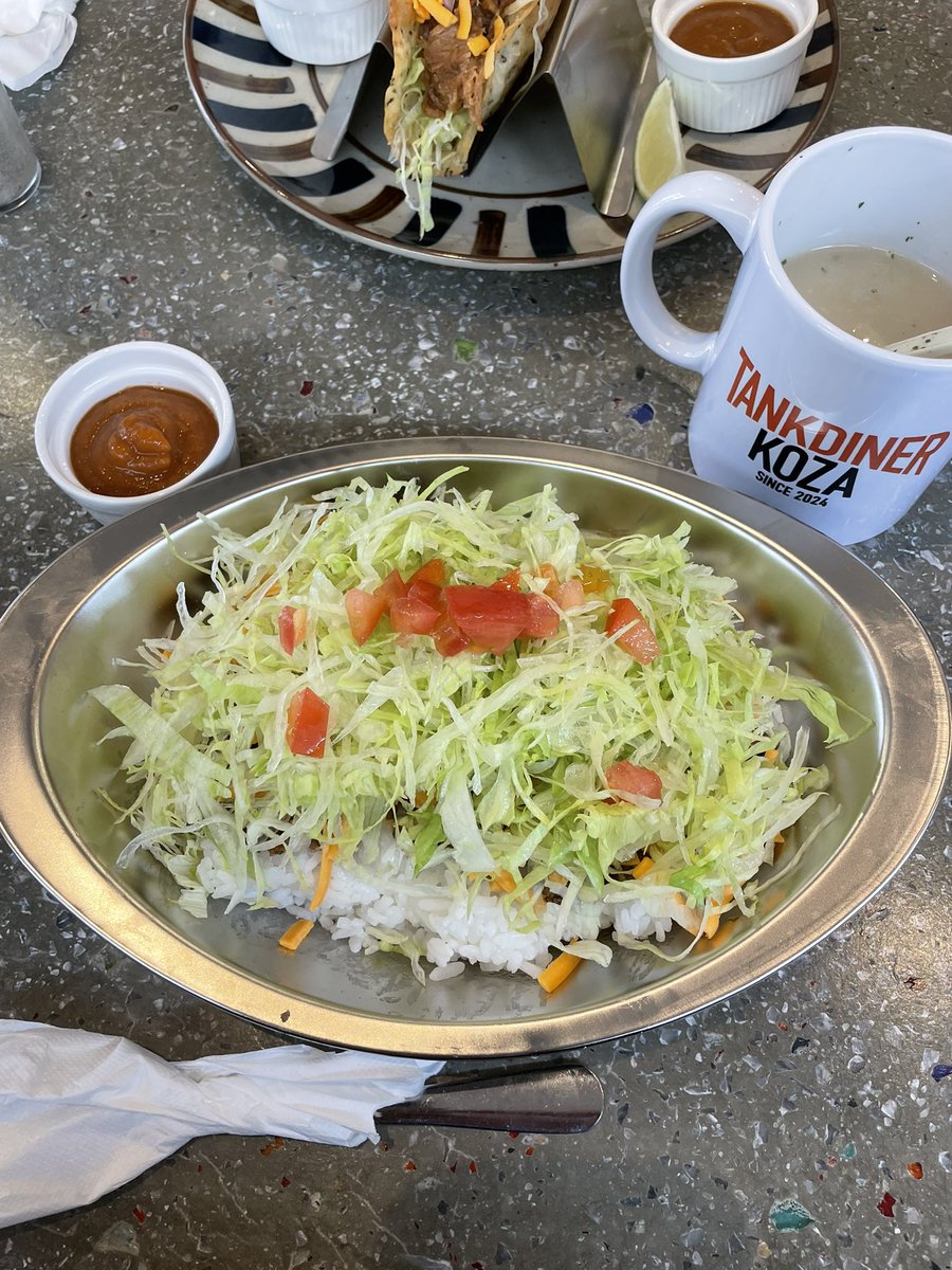 kanetomo0331's tweet photo. 事務所近くのTANK/DINERへ🍴
タコライス＆本日のスープを実食！
レタスのシャキシャキ感とタコミートの旨さが最高！
おしゃれ空間＆接客も◎でリピ確定🙌
#沖縄市ランチ #TANKDINER #タコライス 
#沖縄グルメ #タコス #ハンバーガー #沖縄観光 #美味しいもの食べたい https://t.co/WUSDel47S3
