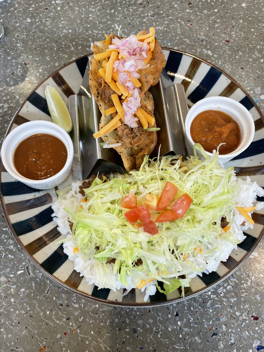 kanetomo0331's tweet photo. 事務所近くのTANK/DINERへ🍴
タコライス＆本日のスープを実食！
レタスのシャキシャキ感とタコミートの旨さが最高！
おしゃれ空間＆接客も◎でリピ確定🙌
#沖縄市ランチ #TANKDINER #タコライス 
#沖縄グルメ #タコス #ハンバーガー #沖縄観光 #美味しいもの食べたい https://t.co/WUSDel47S3