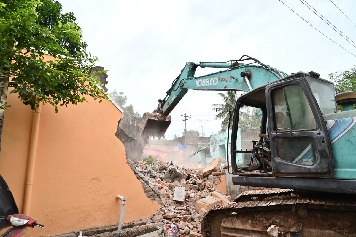 Shanmugamcpim's tweet image. அடையாறு ஆற்றை ஆக்கிரமித்து கட்டி இருக்கும் காசா கிராண்ட் மற்றும் மாதா பொறியியல் கல்லூரி கட்டிடங்களை இடிக்க தமிழக அரசுக்கு தயக்கம் ஏன்? ஏழைகளுக்கு எதிராக புல்டோசர்களை நிறுத்தும் அரசு பணக்காரர்களைக் கண்டால் பதுங்கி கிடப்பது ஏன்? #StopEvictions #Anakaputhur #AdyarRiver