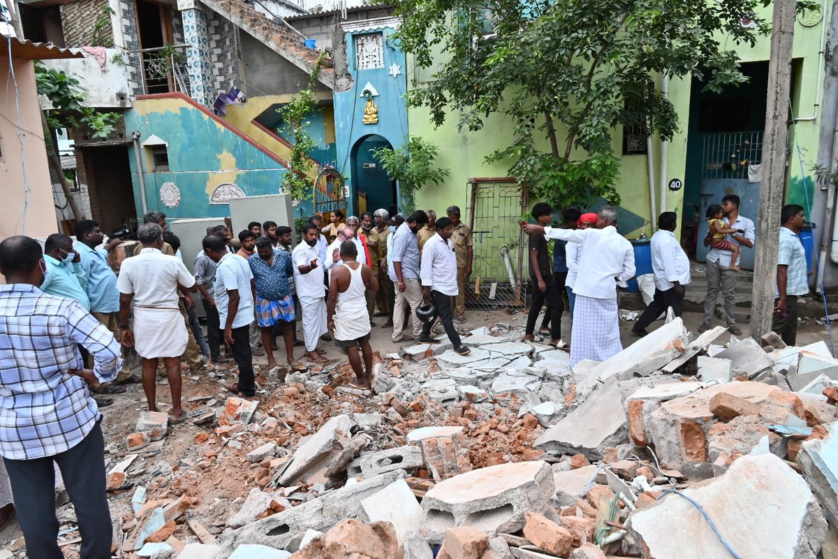 Shanmugamcpim's tweet image. அடையாறு ஆற்றை ஆக்கிரமித்து கட்டி இருக்கும் காசா கிராண்ட் மற்றும் மாதா பொறியியல் கல்லூரி கட்டிடங்களை இடிக்க தமிழக அரசுக்கு தயக்கம் ஏன்? ஏழைகளுக்கு எதிராக புல்டோசர்களை நிறுத்தும் அரசு பணக்காரர்களைக் கண்டால் பதுங்கி கிடப்பது ஏன்? #StopEvictions #Anakaputhur #AdyarRiver