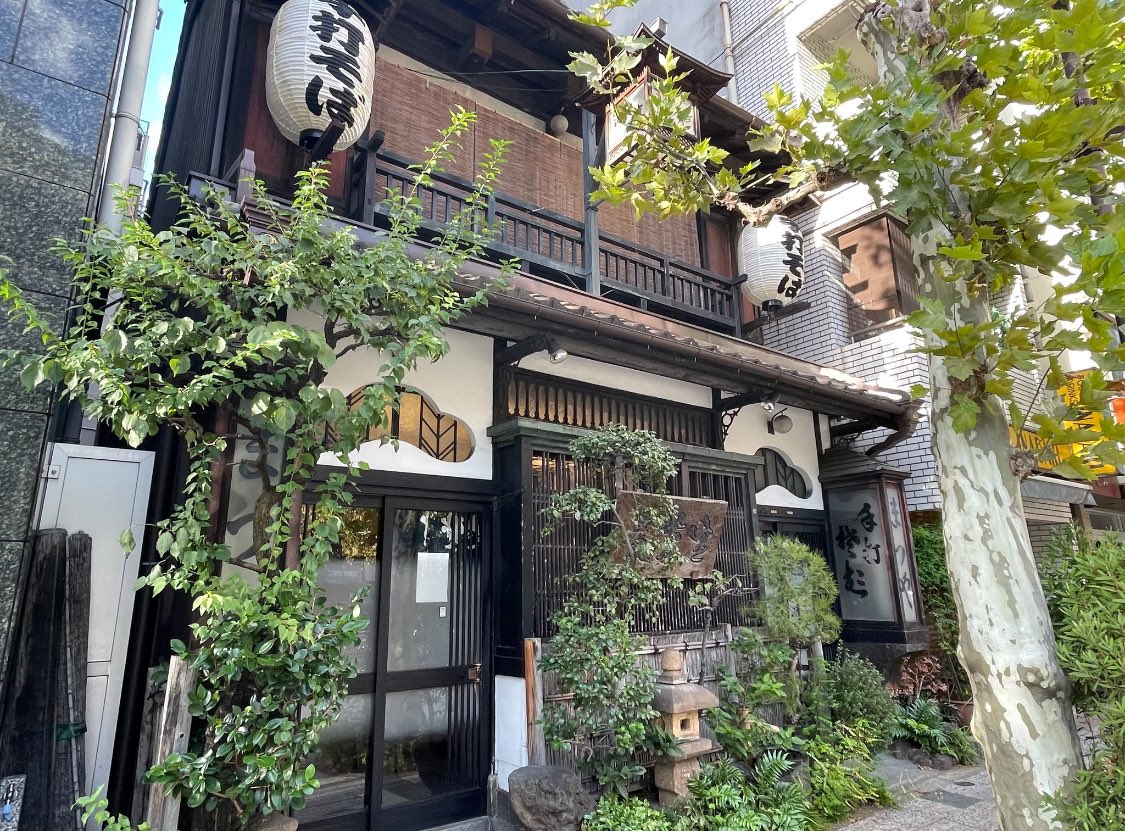 kawa_sanpo's tweet photo. 昭和元年頃につくられた（お店自体は明治十七年創業）、神田のお蕎麦屋さん「まつや」さん♪
お蕎麦、うどん、丼物のほか、「わさびかまぼこ」「焼鳥」「親子煮」「天ぬき」といった、「蕎麦前」のオツマミもあります。

 #ちゃらぽこTwitter散歩会 https://t.co/SE0WHdjSH7