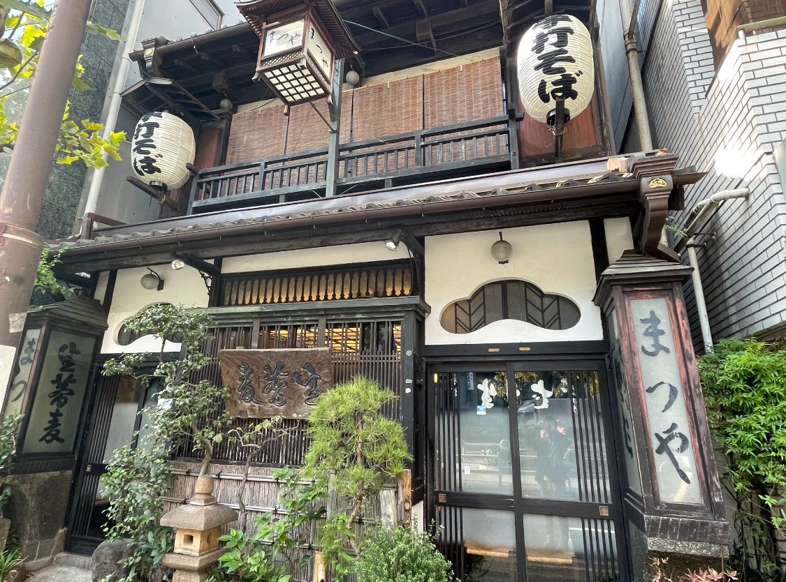kawa_sanpo's tweet photo. 昭和元年頃につくられた（お店自体は明治十七年創業）、神田のお蕎麦屋さん「まつや」さん♪
お蕎麦、うどん、丼物のほか、「わさびかまぼこ」「焼鳥」「親子煮」「天ぬき」といった、「蕎麦前」のオツマミもあります。

 #ちゃらぽこTwitter散歩会 https://t.co/SE0WHdjSH7