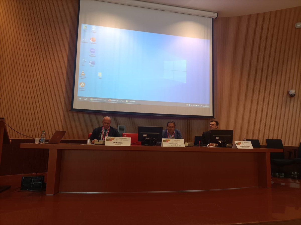 🔹 Si apre a Napoli il Primo Congresso #YES2025!
Nella splendida cornice dell’Aula Magna UNINA, i saluti istituzionali del Dario Leosco (Pres. SIGG), Guido Iaccarino (Age-It UNINA) e Leonardo Bencivenga (Coord. Nazionale YES) hanno dato ufficialmente il via ai lavori!
