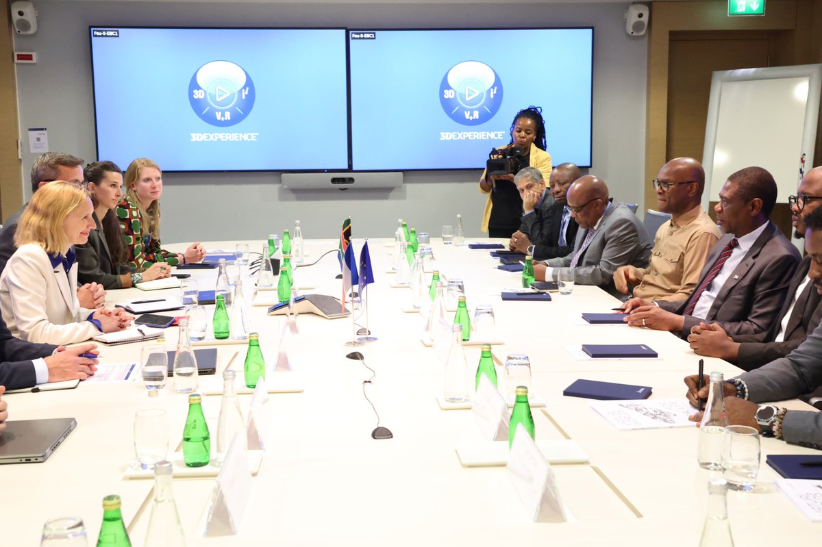 DEPUTY PRESIDENT MASHATILE VISITS DASSAULT SYSTEMES. During a visit at Dassault, Mr Paul Mashatile highlighted the opportunities existing in SA, such as partnerships in aerospace, SA’s aerospace innovation ecosystem, defence industrial cooperation and Joint Ventures opportunities