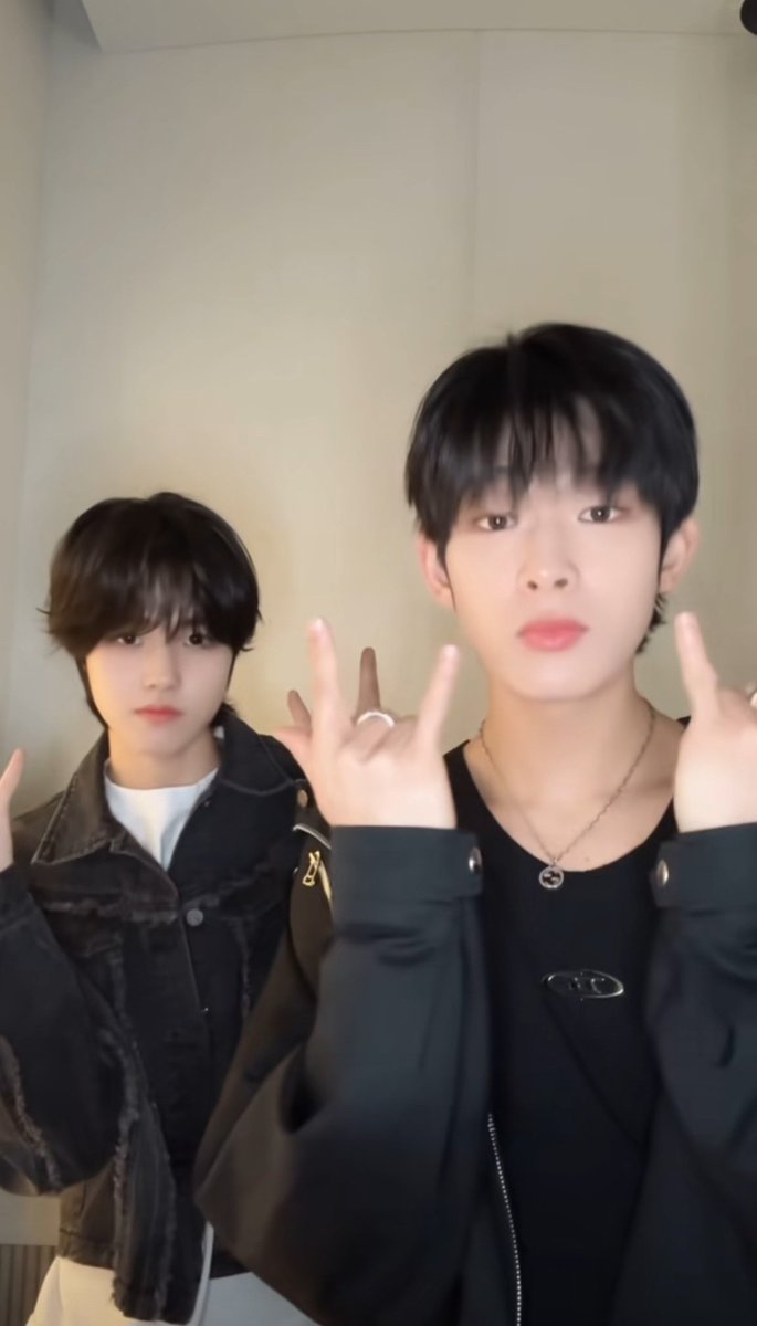jlgasparrr's tweet photo. yes, the hand sign 🥸

#AHOF #아홉 
#STEVEN #스티븐 
#JUWON #박주원 
#STEWON #STEJAY 
@AHOF_official https://t.co/8We9PpZpgi