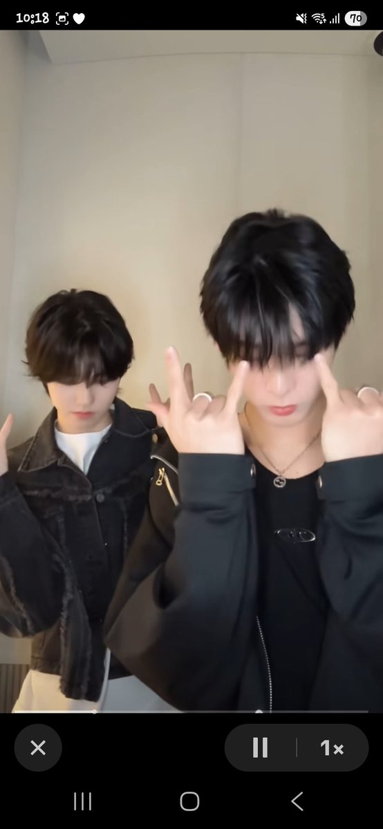 jlgasparrr's tweet photo. yes, the hand sign 🥸

#AHOF #아홉 
#STEVEN #스티븐 
#JUWON #박주원 
#STEWON #STEJAY 
@AHOF_official https://t.co/8We9PpZpgi