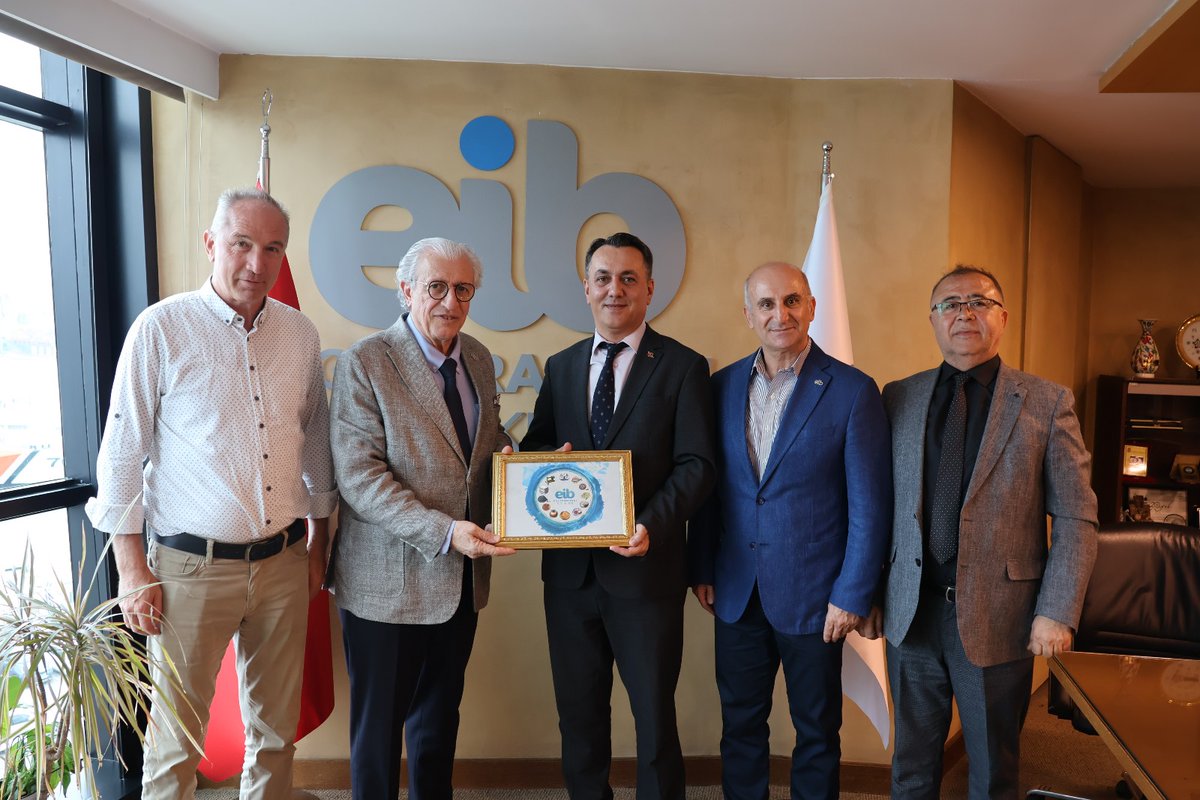 EskinaziJak's tweet photo. TCDD İzmir Liman İşletmeleri Müdürü Sn. Fırat Gökçeoğlu ve değerli heyetini Birliğimizde ağırladık.

Ege Hububat, Bakliyat, Yağlı Tohumlar ve Mamulleri İhracatçıları Birliği Başkanımız Sn. Muhammet Öztürk ile birlikte İzmir Limanı ile ihracatçılarımız arasındaki iş birliği fırsatlarını değerlendirdik. Liman hizmetlerinin ihracatımıza daha fazla katkı sağlaması için verimli bir görüşme gerçekleştirdik.

Nazik ziyaretleri için teşekkür ediyor, iş birliğimizin güçlenerek devam etmesini diliyoruz.