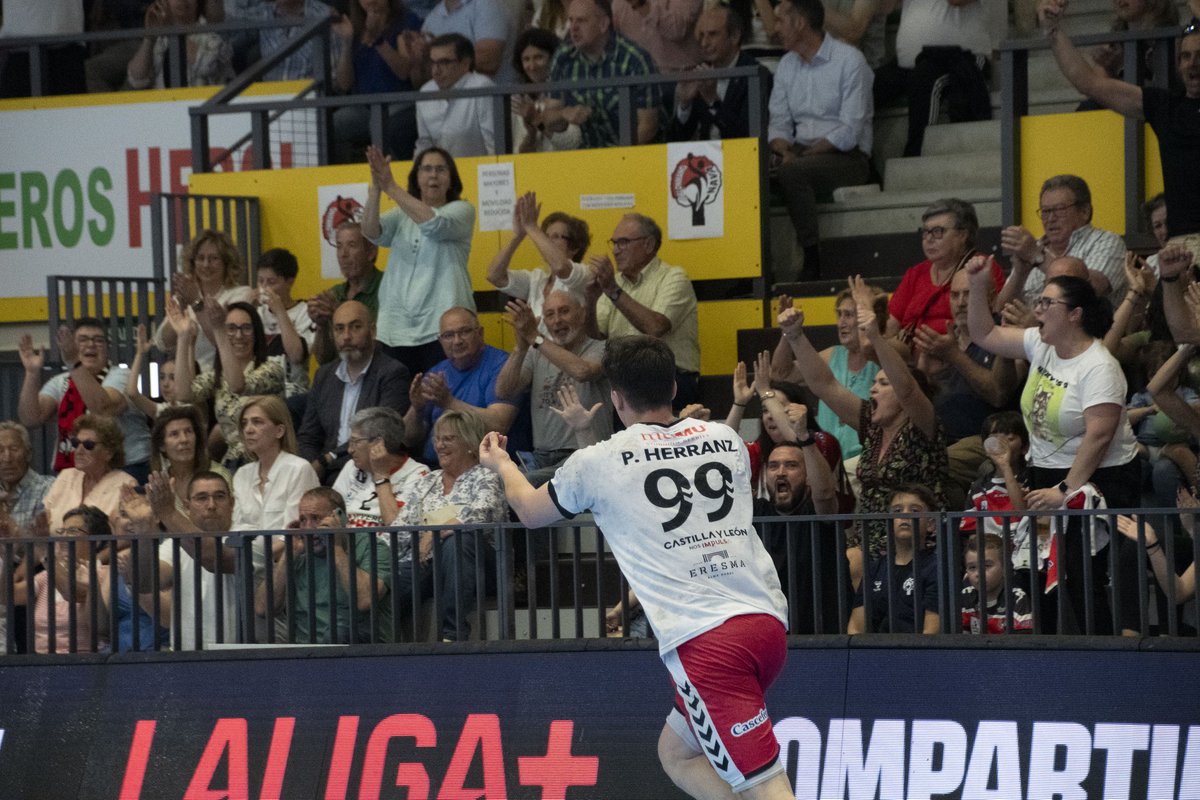 Buena manera de celebrar la renovación, ¿verdad? 😏 <a href="/granpablete99/">Pablo Herranz</a> 

Pd: Está celebración ¿qué fue? 😁🍩

📸 Daniel Pérez. 

#ViverosHerolBmNava 🔴⚪️
#GuerrerosNaveros
#LigaPlenitude