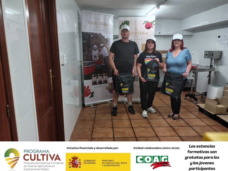 Lorena Villafáfila comienza la estancia formativa 119.2 del #ProgramaCultiva en #LaRobla #León.! Tendrá la oportunidad de formarse en una explotación modélica como es #miellacazurra.
+ℹ️:
acortar.link/SZP4P0
<a href="/gobmapa/">Ministerio de Agricultura, Pesca y Alimentación</a> 
<a href="/La_COAG/">COAG</a> 
<a href="/CoagCyl/">COAG CyL</a>