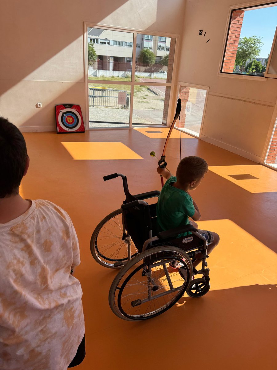 🏫Hoy hemos cambiado el aula por la pista🎯

Nos hemos ido al CEIP Virgen del Carmen a compartir una jornada de concienciación con los más peques…🧒🏻👦🏼

Probamos deportes como el BSR, la boccia y el tiro con arco🏹 

🙏🏻Gracias por recibirnos con tanta energía💙

#SomosPersonasFDI
