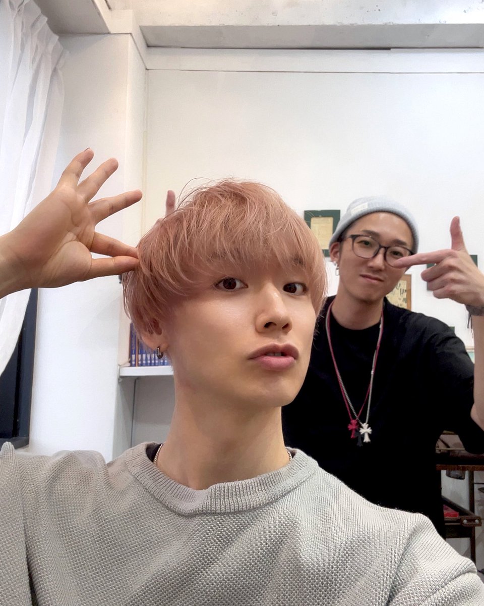 shoon_livre's tweet photo. 今日はお店に #i_ma のツバサ君がカットカラーでご来店💇
ハイトーンなピンクベージュにしました♪
明日は定休日。
水曜以降まだ空きありますので是非是非🩷
#ミュージシャン髪 #thinkingdogs #ピンクベージュ https://t.co/0ZUvFvxC5q