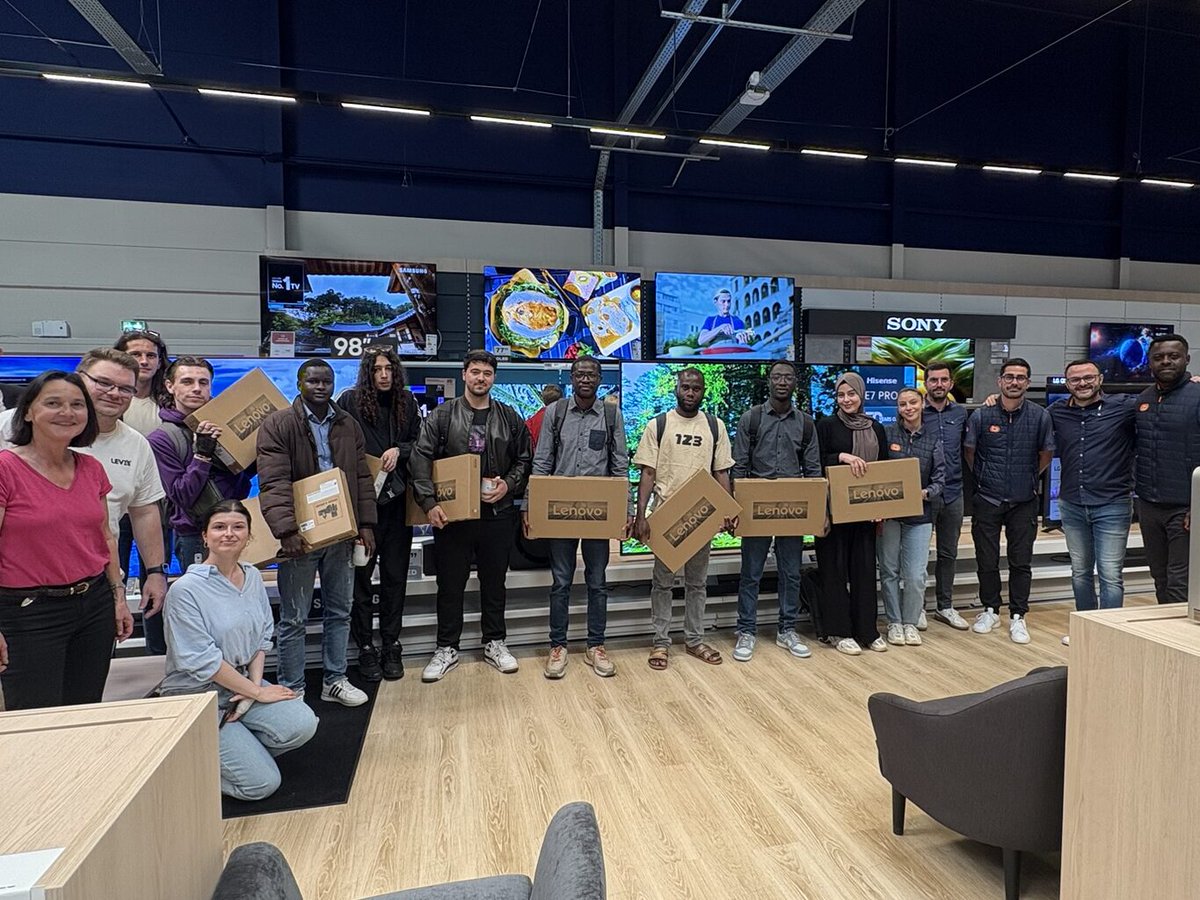 15 étudiants ont reçu un PC portable neuf grâce à un partenariat entre la Fondation Boulanger, la Fondation ID+ Lorraine et le soutien de l'UL 🤝 Un coup de pouce essentiel pour étudier dans de bonnes conditions
Un grand MERCI pour ce soutien🧡
+ d'infos👉 bit.ly/3YZO71o