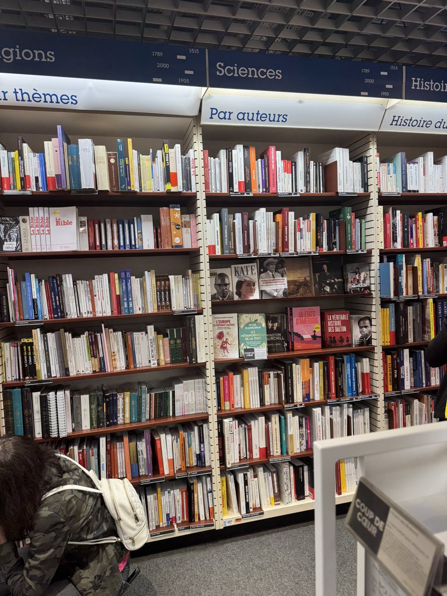 La répartition de l’espace linéaire à la <a href="/Fnac/">Fnac</a> :
3x Développement personnel
2x Psychologie
2x Ésotérisme
2x Religions et Spiritualité
Et….
1x Sciences 

Attendez c’est pas fini 👇