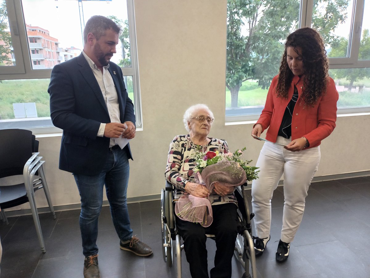🎖️ La Coloma Majordom Anglada, nascuda el 15 d’abril de 1925, ha rebut la medalla commemorativa dels 100 anys en reconeixement a la seva trajectòria vital.

Més informació: tuit.cat/1NV4f

 #RodaDeTer #Centenaris #medalla100anys