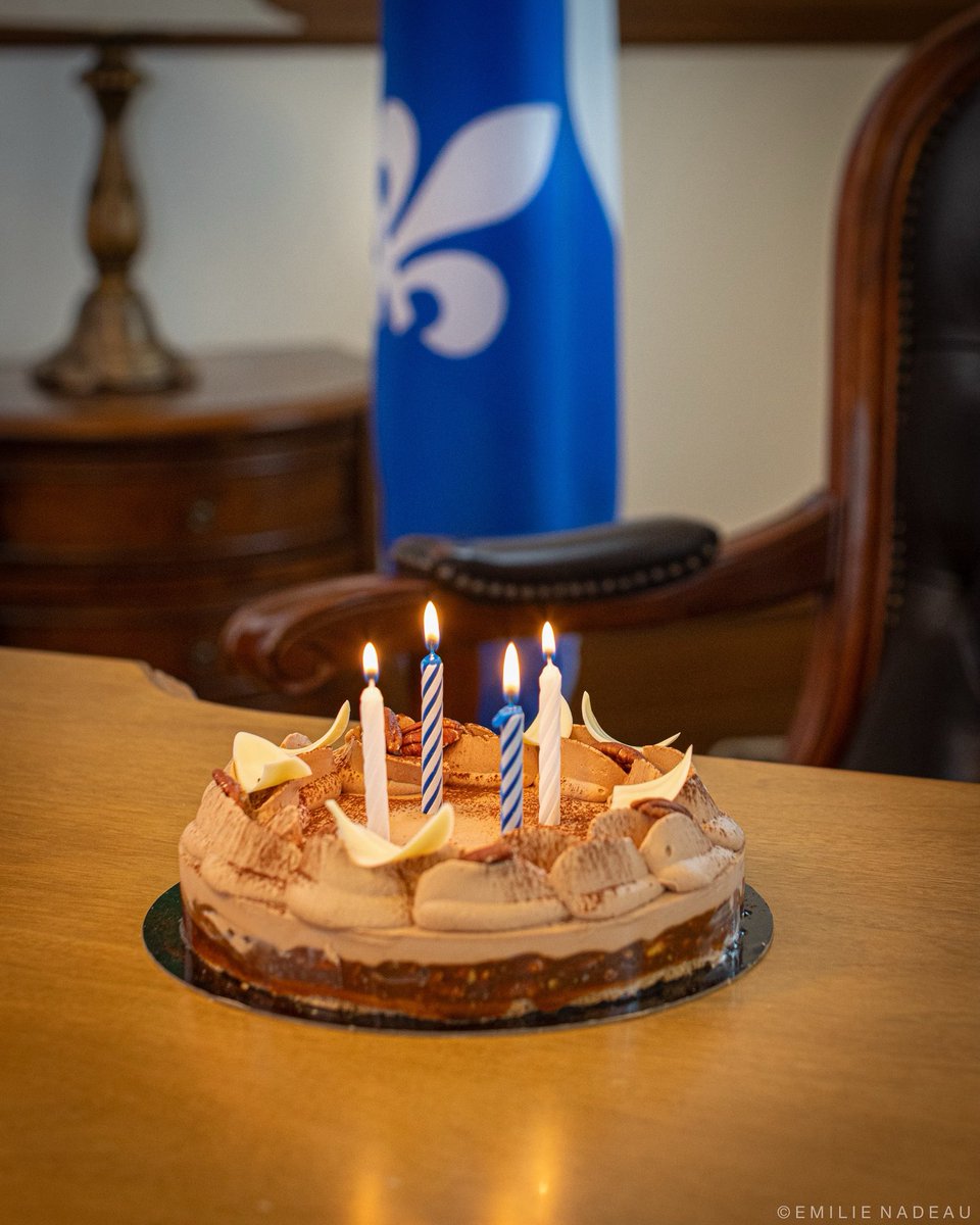 De la part de votre équipe, joyeux anniversaire monsieur le premier ministre! 🎂🎉