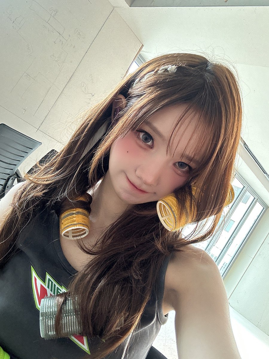 @Weekly_QWER: May,26,2025 Magenta naver fancafe post Genchan worked hard today too! Our concept photos have finally been revealed! The album design is so pretty and the photos are being revealed too It feels real that the comeback is just around the corner hehe☺️ I miss you so much and I…