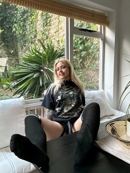 Watch MistressMercyxox's leaked NSFW photo on TwXstars