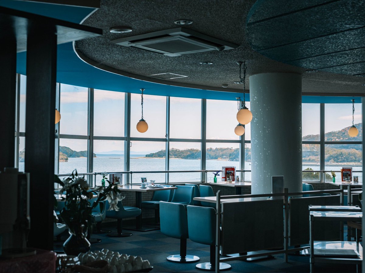 青に染まる昭和レトロカフェ