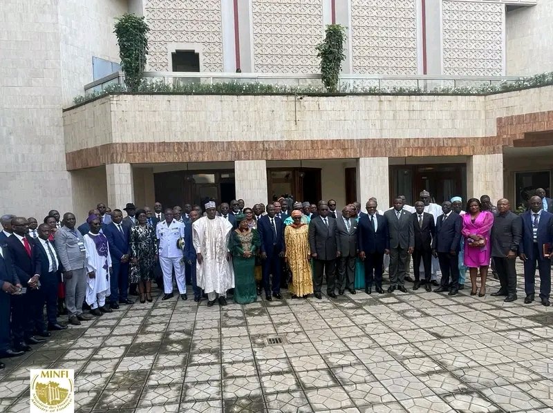 BudgetGenerale's tweet image. #CIEP2025 | Le DGB prend part à la session 2025 du Comité Interministériel d’Examen des Programmes, ouverte ce 26 mai à Yaoundé par le Minfi Louis Paul MOTAZE, en présence de membres du Gouvernement. Objectif : évaluer &amp;amp; améliorer la performance publique.
Photo : @minfi_cameroun