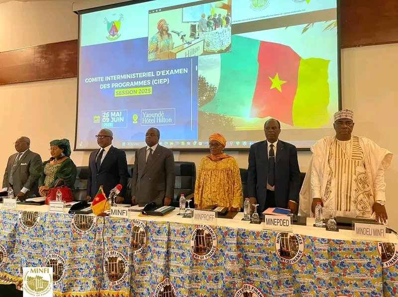 BudgetGenerale's tweet image. #CIEP2025 | Le DGB prend part à la session 2025 du Comité Interministériel d’Examen des Programmes, ouverte ce 26 mai à Yaoundé par le Minfi Louis Paul MOTAZE, en présence de membres du Gouvernement. Objectif : évaluer &amp;amp; améliorer la performance publique.
Photo : @minfi_cameroun