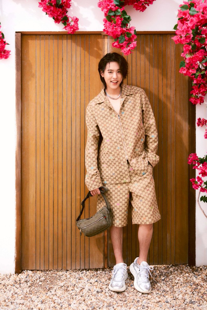 SiamParagon (@siam_paragon) on Twitter photo Gucci ชวน บิวกิ้น - พุฒิพงศ์ อัสสรัตนกุล (<a href="/bbillkin/">Billkin Putthipong</a>) Brand Ambassador คนพิเศษของ Gucci มาร่วมถ่ายทอดกลิ่นอายของช่วงเวลาแห่งการพักผ่อน นำเสนอบรรยากาศท่ามกลางแสงแดด สายลม และท้องทะเล ผ่านแรงบันดาลใจจากชายฝั่งทะเลของอิตาลี ในคอลเลกชัน Gucci Lido ที่นำเสนอลุคอันแสนสดใสของวันสบาย Gucci ชวน บิวกิ้น - พุฒิพงศ์ อัสสรัตนกุล (<a href="/bbillkin/">Billkin Putthipong</a>) Brand Ambassador คนพิเศษของ Gucci มาร่วมถ่ายทอดกลิ่นอายของช่วงเวลาแห่งการพักผ่อน นำเสนอบรรยากาศท่ามกลางแสงแดด สายลม และท้องทะเล ผ่านแรงบันดาลใจจากชายฝั่งทะเลของอิตาลี ในคอลเลกชัน Gucci Lido ที่นำเสนอลุคอันแสนสดใสของวันสบาย