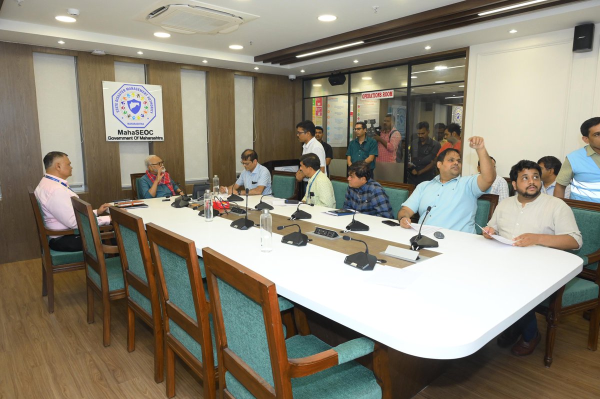 marathifire's tweet photo. राज्याचे अन्न नागरी पुरवठा व ग्राहक संरक्षण मंत्री छगन भुजबळ यांनी मंत्रालयातील राज्य आपत्ती निवारण कक्षाला भेट दिली आणि राज्यातील परिस्थितीचा आढावा घेतला https://t.co/PDjvwVsOWN