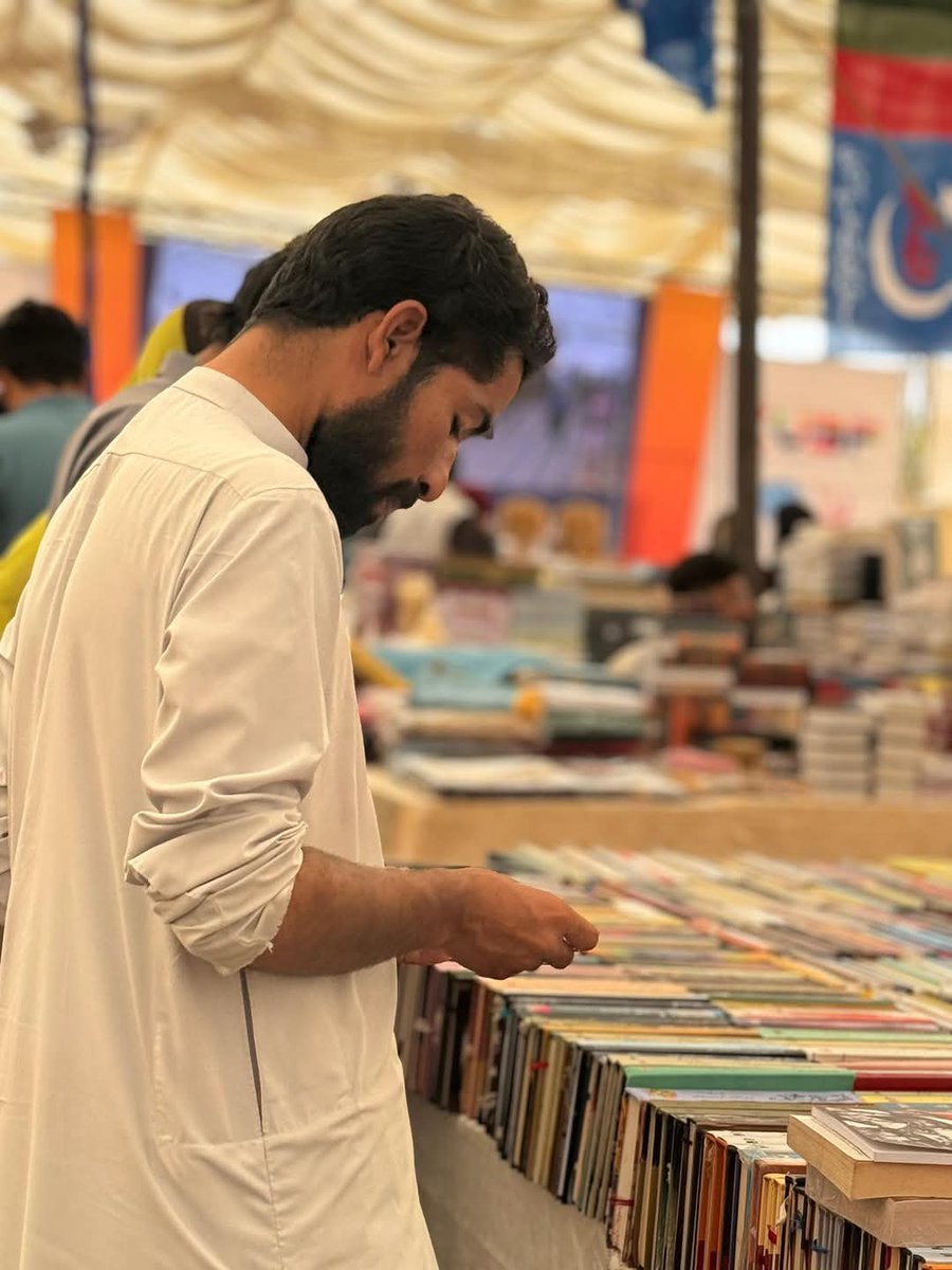 Alijanmaqsood12's tweet photo. A fresh law graduate and to-be-lawyer, Zakria Baloch on one hand;

A bookworm and publisher, and the Central Committee member of NDP, Ghani Baloch on the other hand:

State institutions are targeting and harassing Baloch youth.

#ReleaseGhaniBaloch
#ReleaseZakriaBaloch https://t.co/5C3mjgT4MT