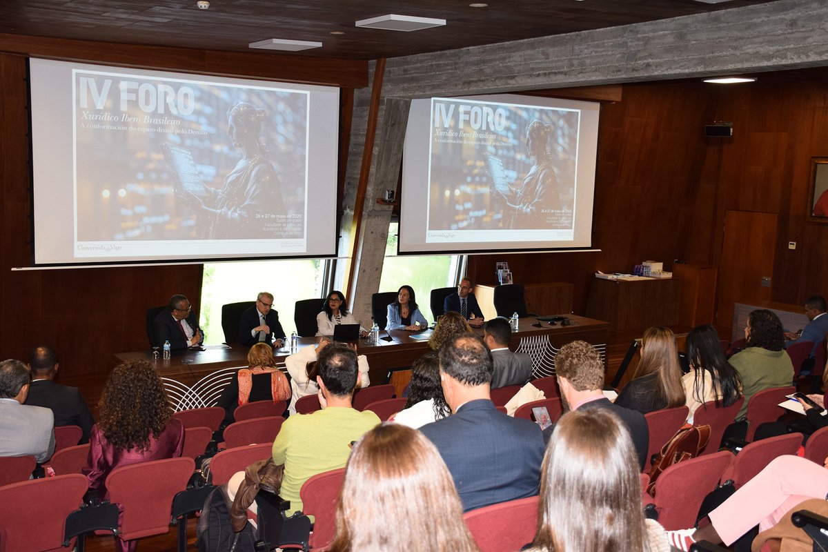 50 xuristas de catro países participan esta semana na <a href="/uvigo/">Universidade de Vigo</a> nun encontro no que se debaten os “desafíos inéditos” que supón para o Dereito a sociedade dixital. A cita desenvólvese na <a href="/fccxxt/">FCCXXT</a> 

➡️ acortar.link/xOLK9S

#duvi #uvigo #maisuvigo