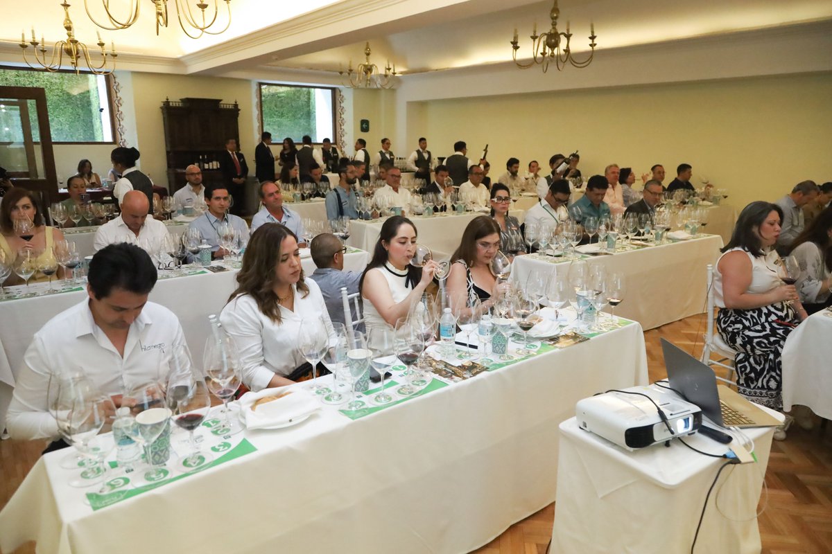 Vinos Navarra (@vinosnavarra) on Twitter photo Éxito rotundo de <a href="/vinosnavarra/">Vinos Navarra</a> en México 🇲🇽🍷
Los #vinos #DO Navarra brillaron con luz propia en el prestigioso "Salón Selección Peñín Ciudad de México" de <a href="/guiapenin/">Guía Peñín</a>, consolidándose como referentes del vino español de calidad en el mercado azteca.
Siete bodegas de la #DONavarra Éxito rotundo de <a href="/vinosnavarra/">Vinos Navarra</a> en México 🇲🇽🍷
Los #vinos #DO Navarra brillaron con luz propia en el prestigioso "Salón Selección Peñín Ciudad de México" de <a href="/guiapenin/">Guía Peñín</a>, consolidándose como referentes del vino español de calidad en el mercado azteca.
Siete bodegas de la #DONavarra