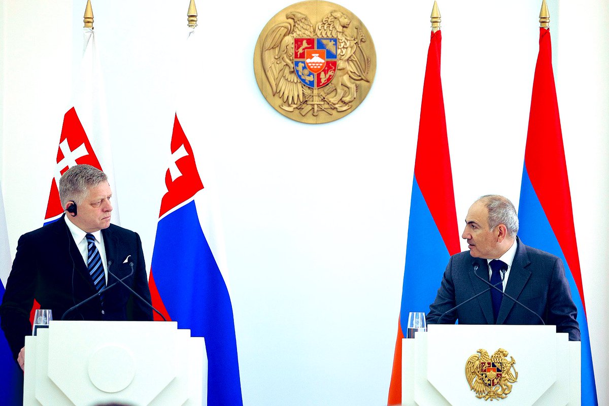 NikolPashinyan's tweet image. Glad to host Prime Minister of 🇸🇰 @RobertFicoSVK in Yerevan. We discussed expanding political dialogue, boosting trade and economic ties, deepening cooperation within the 🇦🇲-🇪🇺 framework. We also exchanged views on recent regional and international developments.