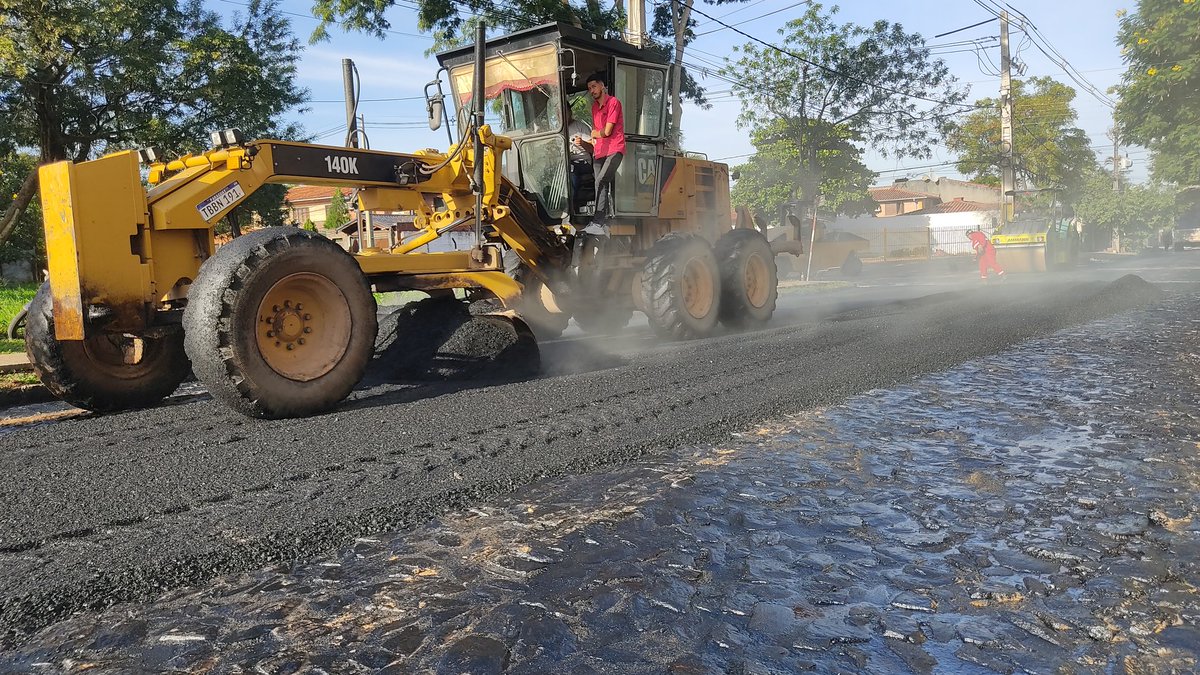 Una nueva mañana de lunes, realizando trabajos de mejoramiento vial en Loma Pytã 🚧
