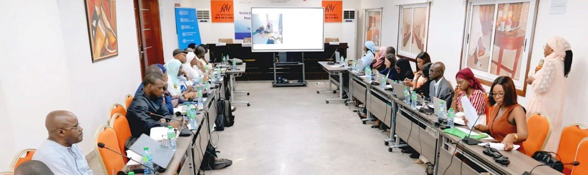 OMS_SENEGAL's tweet photo. Du 26 au 27 mai, le @santegouv_sn en collaboration avec @WHO accueille une visite stratégique de la Plateforme mondiale pour l’accès aux médicaments contre le #cancer de l’enfant #GPACCM, une initiative conjointe de l’OMS, de @stjudeshospital et de @UNICEF .
🔬 Au Sénégal , moins de 30 % des enfants atteints de #cancer survivent, faute de diagnostic précoce et d’accès aux traitements adaptés .
🎯 Objectif : préparer l’arrivée au SN 🇸🇳de médicaments essentiels contre le cancer pédiatrique, gratuits, de qualité garantie et en rupture avec les modèles d’approvisionnement fragmentés.
C’est un moment charnière pour inscrire durablement la lutte contre le #CancerInfantile dans le système de santé, à travers une planification nationale, une gouvernance renforcée et un soutien opérationnel.
🤝 Le Sénégal s’engage. Les partenaires appuient. Chaque enfant mérite une chance de guérir.
