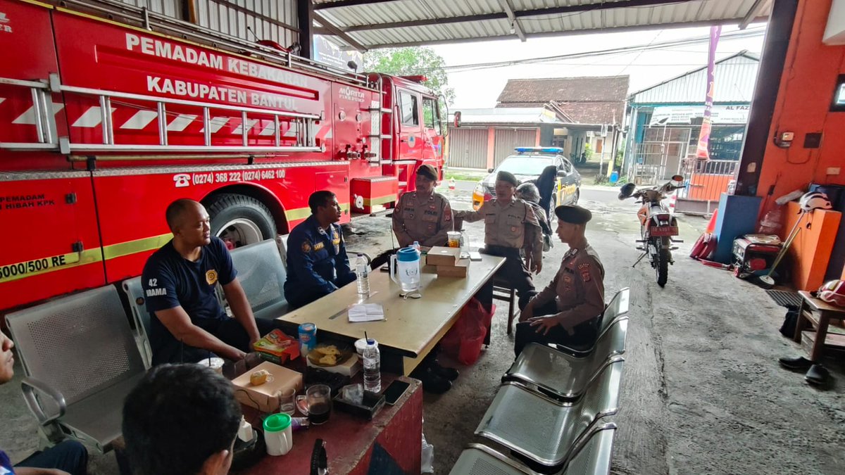 humas_btapan's tweet image. Koordinasi dan sinergi dalam kesiapsiagaan menghadapi potensi bencana alam, Unit Samapta Polsek Banguntapan melaksanakan kunjungan ke Markas Pemadam Kebakaran Kapanewon Banguntapan, Bantul, Senin (26/5/2025)

#damkar #polsekbanguntapan #bantul #jogja