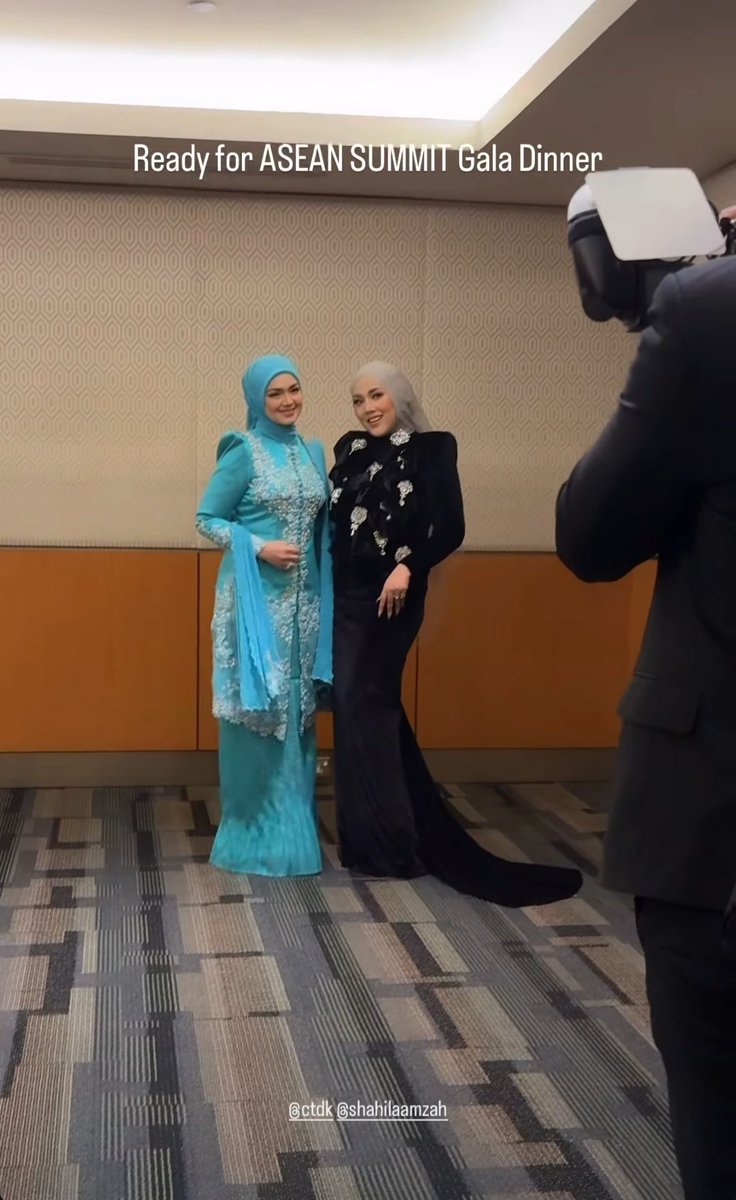 zacryfaeryf's tweet photo. The happy moment everr!! π©΅π€β€οΈ
Shila Amzah & Dato' Sri Siti Nurhaliza in one picture! ππ₯° @Shilaamzah @CTNurhaliza11
#AseanSummitGalaDinner2025
#ASEAN2025
#Shilalas #Sitizoners
Cr πΈ @ainishuhaidah10 https://t.co/91c8YXgZdp