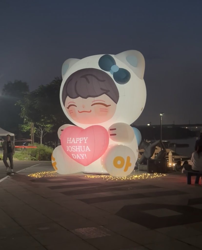 shuasmedia's tweet photo. joshua bar’s 10-meter joshua doll for seventeen’s 10th anniversary project 🥹 https://t.co/KbzEL7z3ic