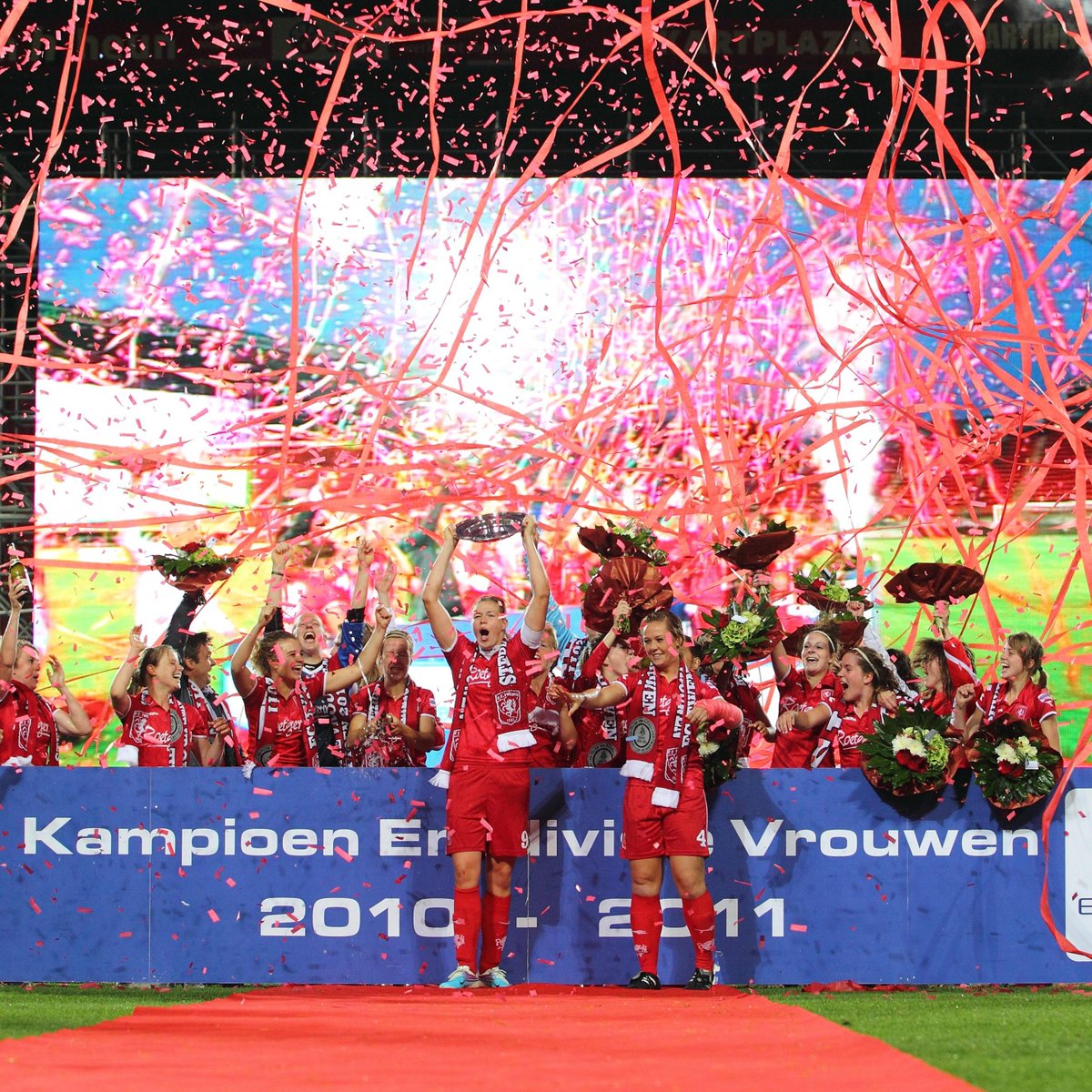 FCTwenteVrouwen's tweet photo. 𝗔𝗻𝗼𝘂𝗸, 𝗯𝗲𝗱𝗮𝗻𝗸𝘁 𝘃𝗼𝗼𝗿 𝗮𝗹𝗹𝗲 𝗺𝗼𝗼𝗶𝗲 𝗺𝗼𝗺𝗲𝗻𝘁𝗲𝗻 👏🔴

➡️ Anouk Dekker heeft een punt gezet achter haar profcarrière. De oud-aanvoerster van FC Twente Vrouwen speelde tussen 2007 en 2015 in Enschede, werd drie keer landskampioen en won ook de KNVB Beker. https://t.co/V8Wfx2sRMF