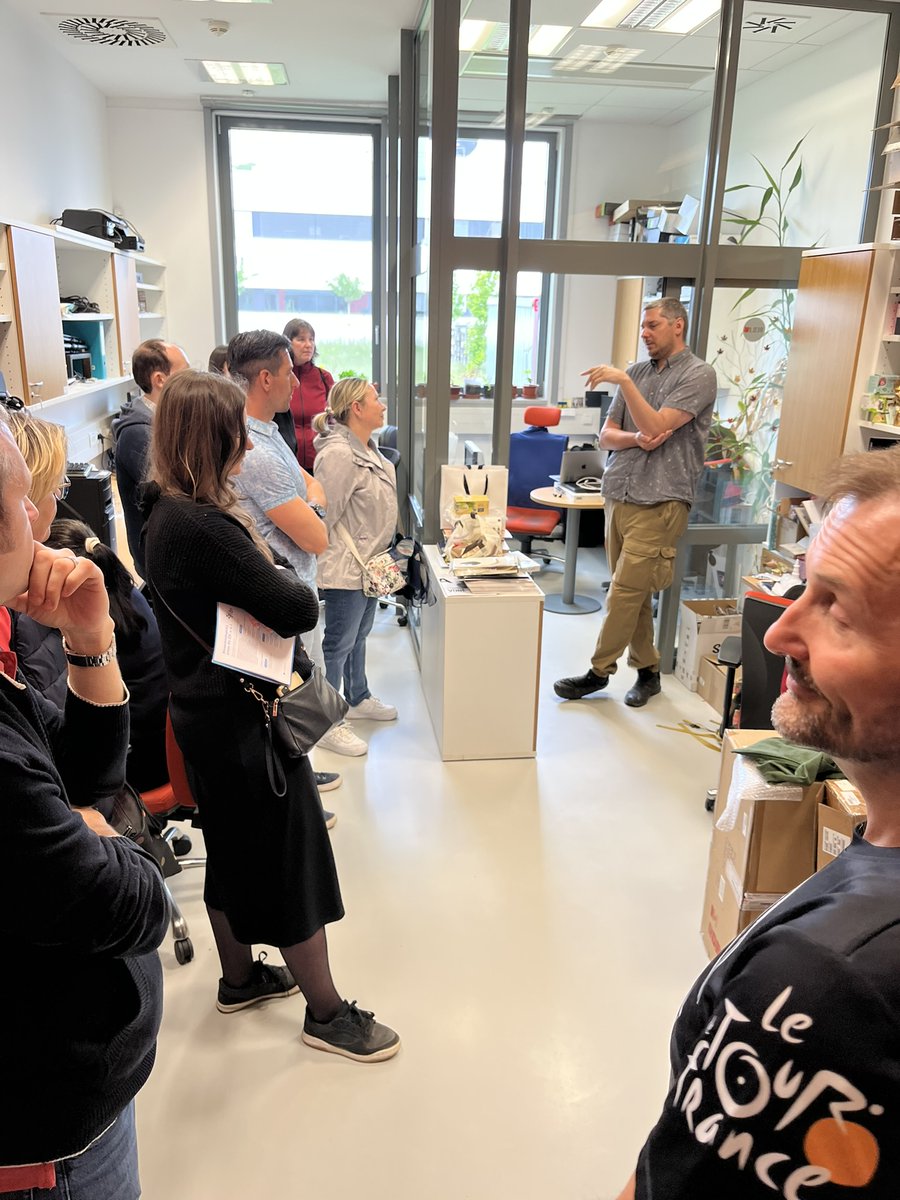 IBT_CAS's tweet image. Minulý týden k nám do BTÚ v @BIOCEV_science dorazila návštěva z @ntkcz – přijeli se podívat, jak to u nás ve vědě vypadá naživo. 🔬 🧬
Přivítal je pan ředitel a nakoukli do čtyř našich laboratoří: GeneCore, @CmsIbt , @KomrskovaLab a Laboratoř strukturní bioinformatiky…