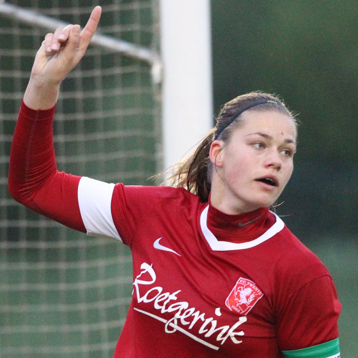 FCTwenteVrouwen's tweet photo. 𝗔𝗻𝗼𝘂𝗸, 𝗯𝗲𝗱𝗮𝗻𝗸𝘁 𝘃𝗼𝗼𝗿 𝗮𝗹𝗹𝗲 𝗺𝗼𝗼𝗶𝗲 𝗺𝗼𝗺𝗲𝗻𝘁𝗲𝗻 👏🔴

➡️ Anouk Dekker heeft een punt gezet achter haar profcarrière. De oud-aanvoerster van FC Twente Vrouwen speelde tussen 2007 en 2015 in Enschede, werd drie keer landskampioen en won ook de KNVB Beker. https://t.co/V8Wfx2sRMF