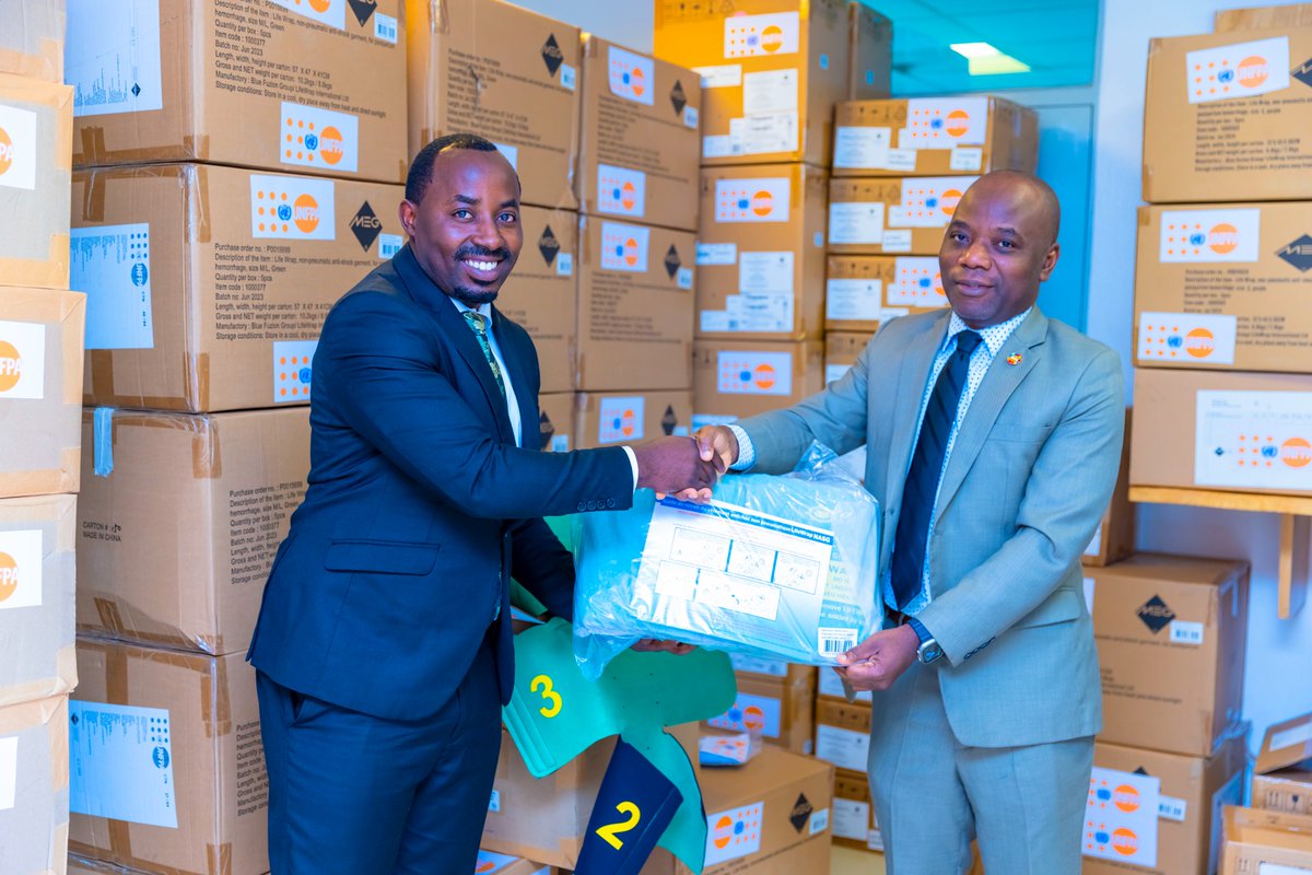 UNFPARwanda's tweet photo. Today, @DrAdelakin , UNFPA🇷🇼 Representative officially handed over maternal health lifesaving equipment to @RwandaHealth , including 317 Non-Pneumatic antishock garment (NASG), 2000 Uterine Balloon Tamponade(UBT) kits, and 11 Patient monitors. https://t.co/5f4nkkCjze