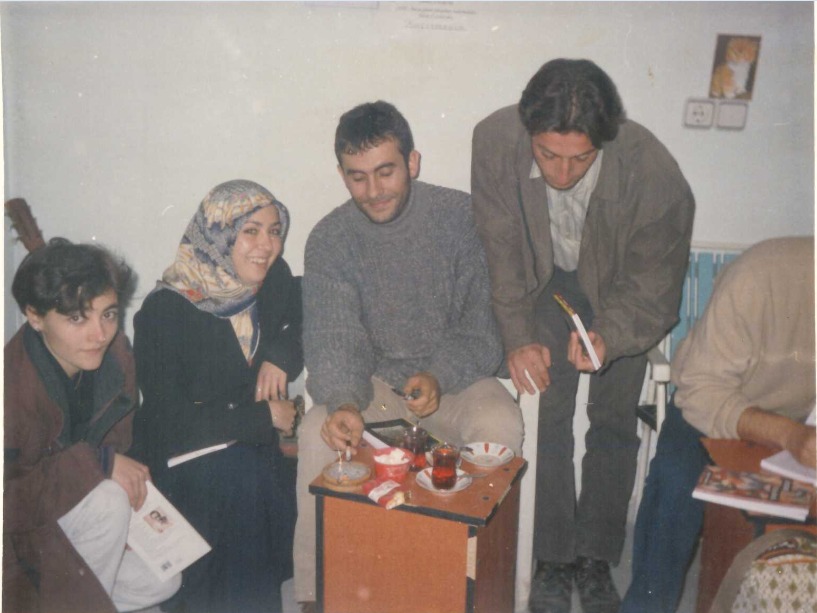 Bu fotoğraf 29 Kasım 1997'de Wan'da çekildi, Akdeniz Kitabevi imza-söyleşi etkinliğinde. Günlerden cumartesi. "Ah! Tamara" 2. Baskıda, "Kırgın Nehirler Meseli" yeni çıkmış. 

Deli gibi sigara içtiğim günler. 25 yaşımdayım, “Kurt Cobain kadar yaşasam yeter” dediğim günlerdeyim.