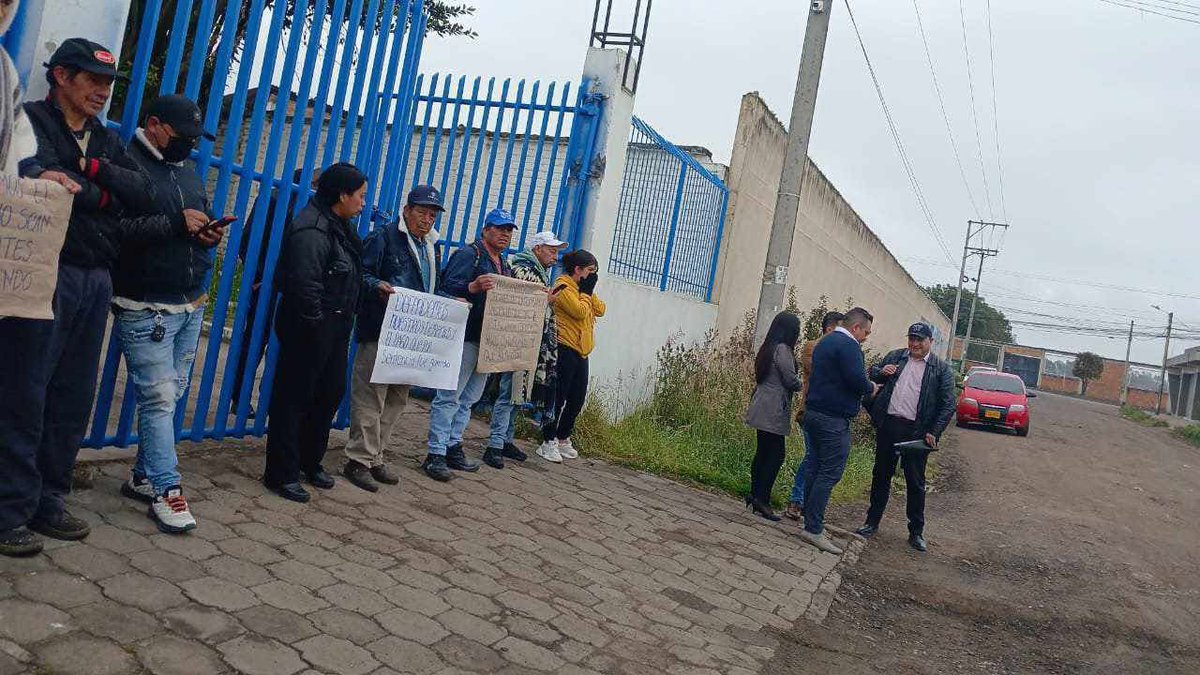 #Ipiales | Extrabajadores sindicales protestan frente a Empobando por no pago de indemnizaciones. Denuncian abandono por parte de la empresa. Gerencia asegura que hay propuestas y voluntad de concertar según capacidad financiera. #NoticiaEnDesarrollo
