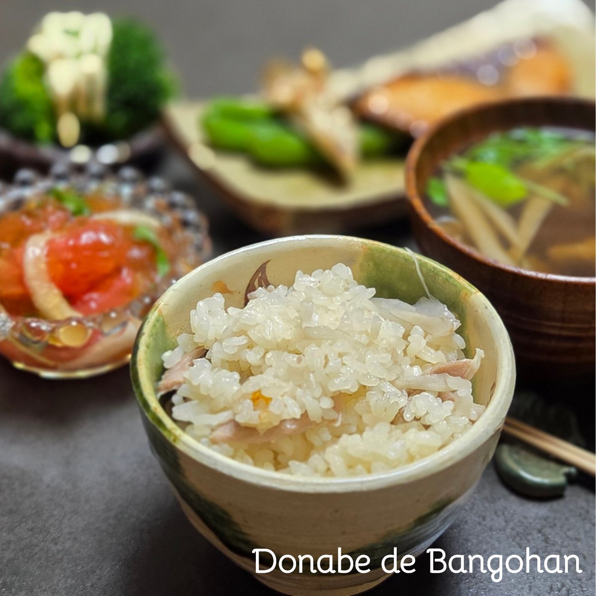 今夜は土鍋で炊き込みご飯🍚
久々に土鍋の登場！寿司屋のバイト時代の賄い食｢豚肉とゴボウの炊き込みご飯｣を炊きました。現在も大好きなご飯の一つ。昨日仕入れた鰤は肉厚で良い品だったので照焼に。野菜も安く買えたの久々に野菜が豊富に有る🥬🍅🥦🧅🥗
#土鍋ご飯 #炊き込みご飯